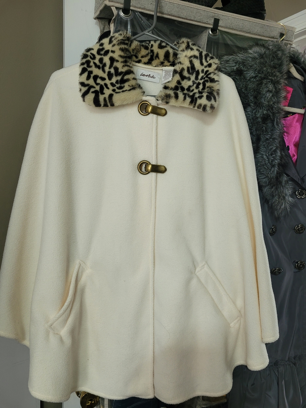 Cracker BARREL LModa Cream Cape with Leopard Faux-Fur Collar and Toggle Closures